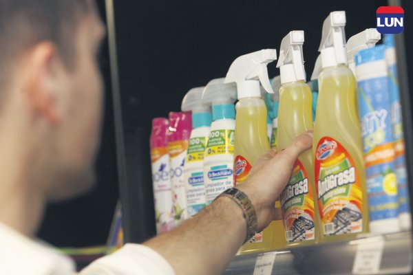 Hay buen surtido en productos de aseo hogar.