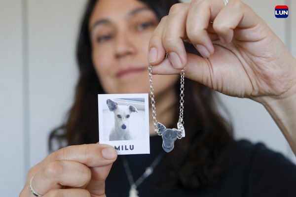 Maureen Valle hace el boceto primero y luego pasa al calado de la figura en plata.