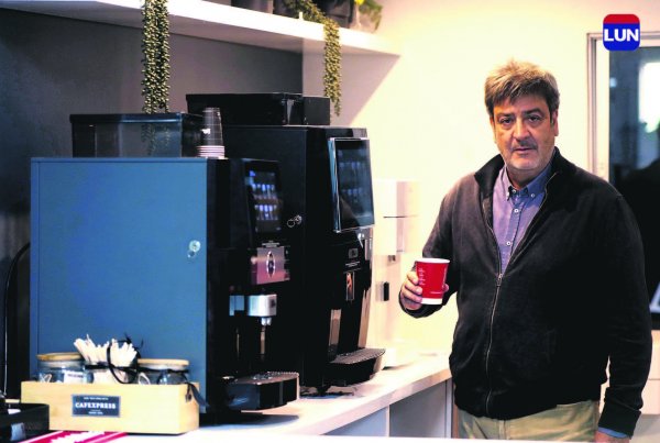 Gabriel Cortes-Monroy puso a prueba su negocio ofreciendo café en su comunidad.