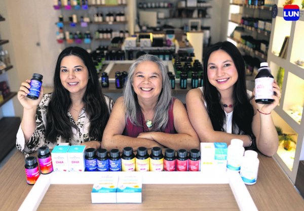 Paola Calderón, socia fundadora, con su equipo de Ortomolecular Chile.