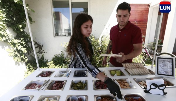 Nicole Uribe y Juan Andrés Lucero tienen un servicio que destaca por las carnes frías.