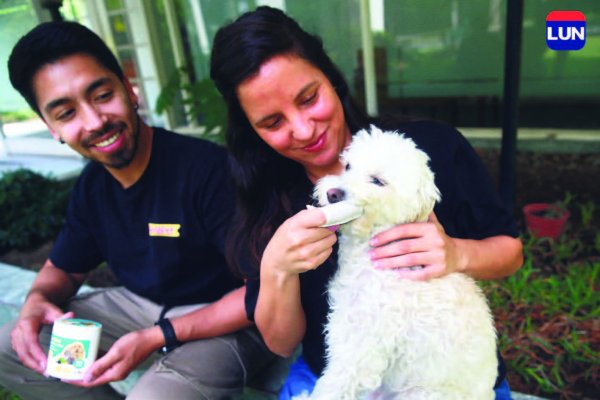 Camila Lecaros y Leonardo Carrasco explican que los dedales son de un solo uso.