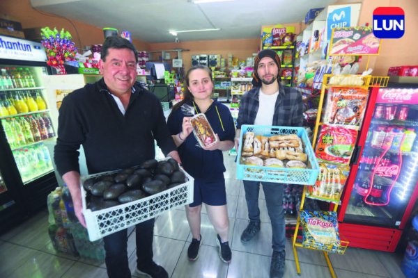 Claudio Arenas trabaja junto a su hijo Sebastián y a Valentina Villanueva.