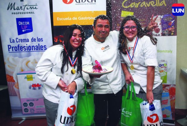 Nayareth Camus y Khatalina Trejos son las estudiantes que crearon este postre.