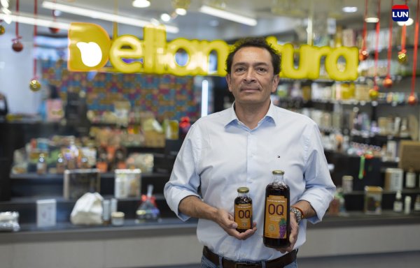 Felipe Vergara muestra el producto afuera de tiendas Dellanatura.