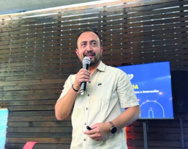 Adrián Soto anunció mentorías especializadas
gracias a una red de profesionales. 