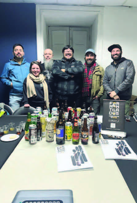 Víctor Jiménez (al centro), con un grupo de alumnos.