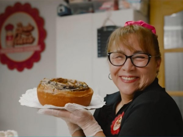 "La gente joven me compra porque les llama la atención esto de la onda retro", explica Loreto.