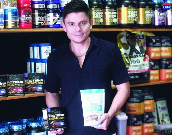 Jorge Valencia lidera un negocio de alimentación con
productos libres de sellos.