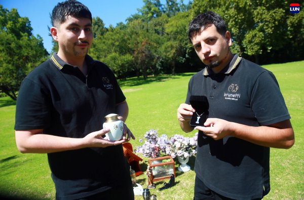 Leandro Catrilef y Jaime Hernández trabajan con ánforas de todo tipo.