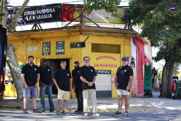 Los hermanos Lorca y su equipo. Recalcan que están ampliando la distribución.