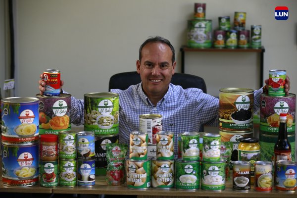 Raúl Pizarro explica que abastecen a pizzerías, locales de sushi y negocios de barrios comerciales.