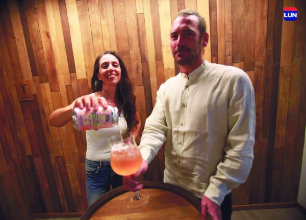 "Este es el primer sparkling cocktail de kombucha listo para tomar", dicen María Prieto y Francisco Molina. 