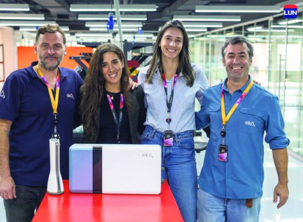 El equipo de Eco3 junto al dispositivo que funciona como un calefont.