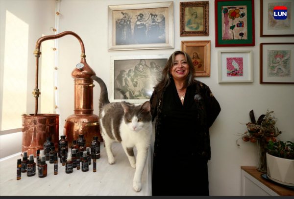 Andrea cuenta que solo usa aceites que ella misma produce artesanalmente.